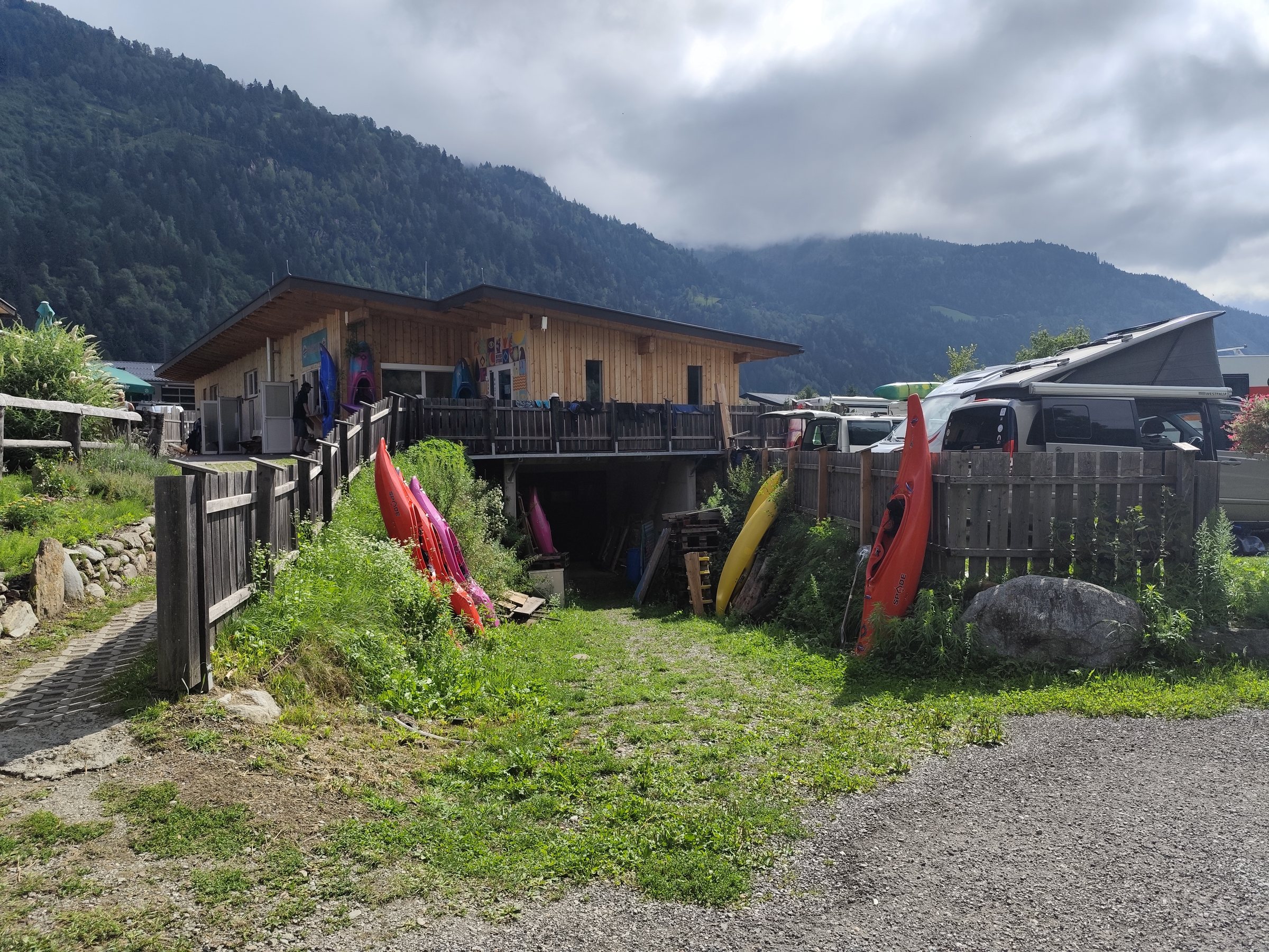 Gemüseschmiede vor der Berglandschaft